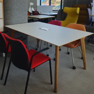 Stół konferencyjny FURNIKO TUNDRA 160x100 biały blat nogi drewno mediaport