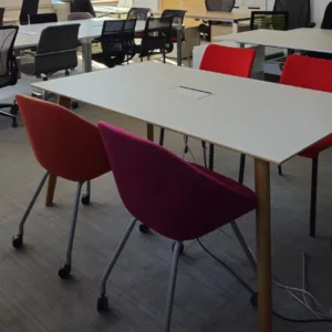 Stół konferencyjny FURNIKO TUNDRA 160x100 biały blat nogi drewno mediaport