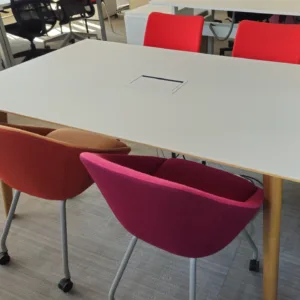 Stół konferencyjny FURNIKO TUNDRA 160x100 biały blat nogi drewno mediaport