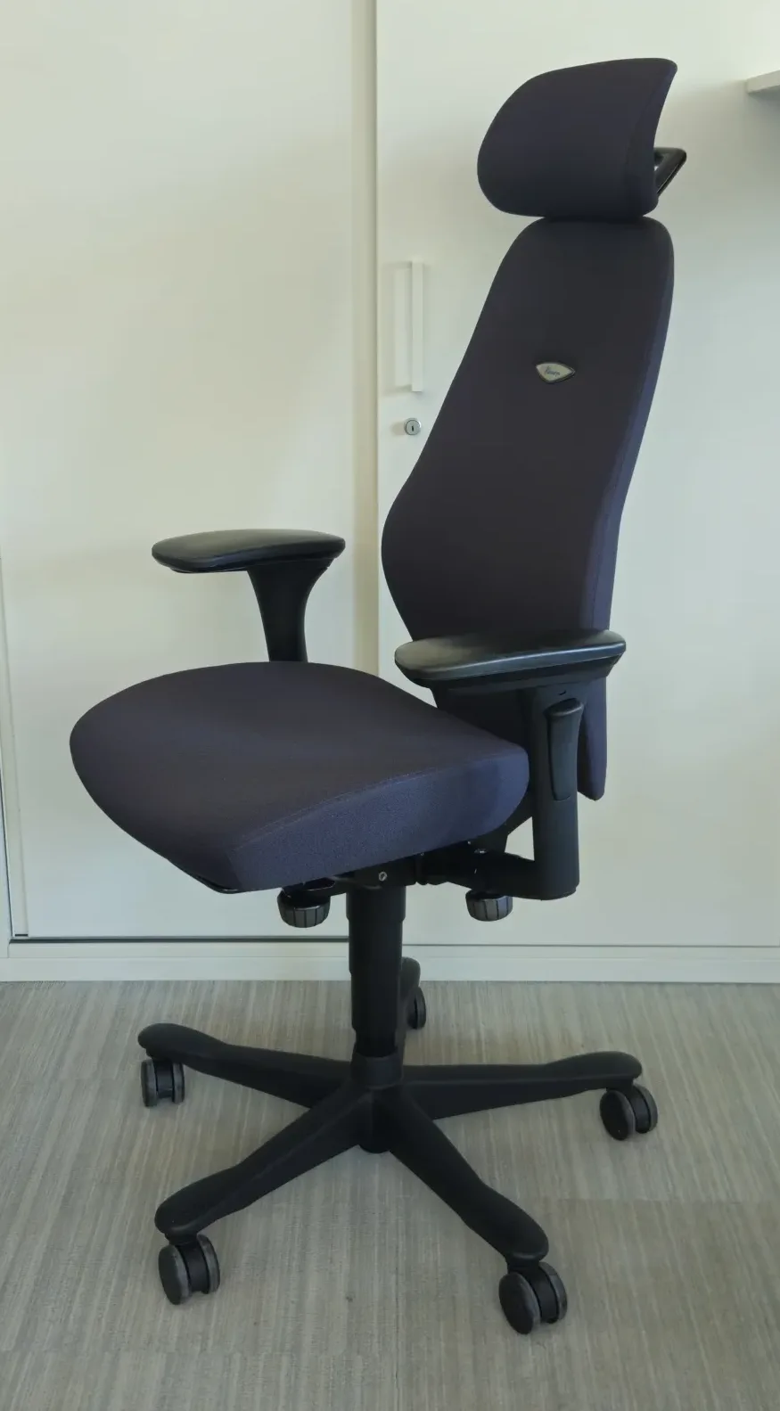 Fotel ergonomiczny Kinnarps 6000 Plus ciemny szary z zagłówkiem