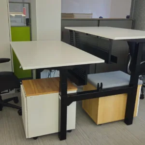 Bench 2 os. elektryczny Kinnarps 140x80 biały stelaż czarny