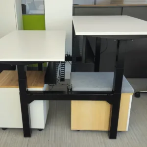 Bench 2 os. elektryczny Kinnarps 140x80 biały stelaż czarny