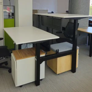 Bench 2 os. elektryczny Kinnarps 140x80 biały stelaż czarny