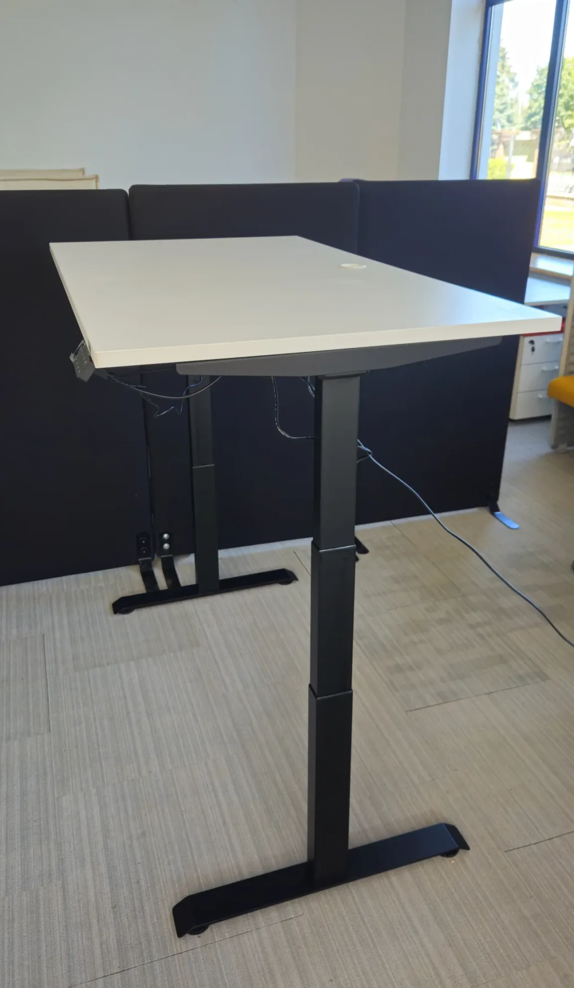 Biurko elektryczne CHIP 140x80 białe konstrukcja czarna NOWA