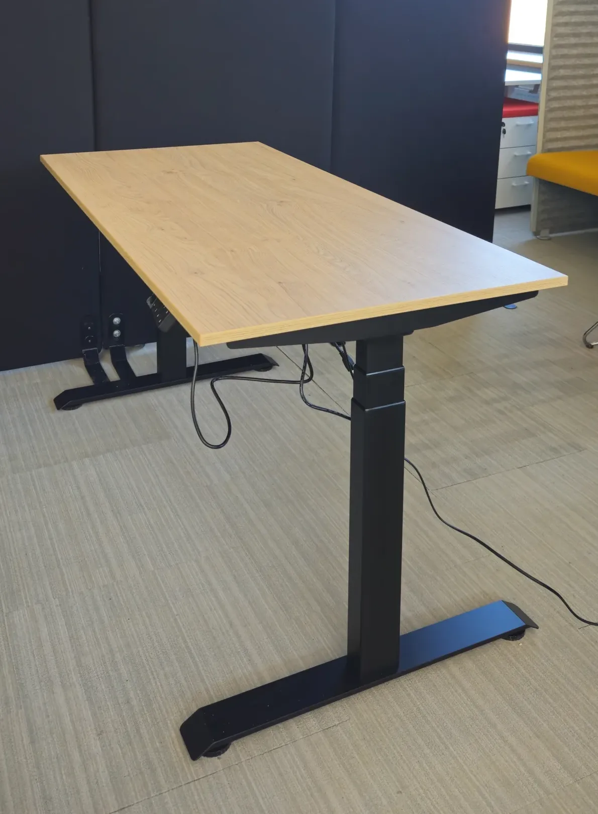 Biurko elektryczne CHIP 140x70 dąb bielony konstrukcja czarna NOWA