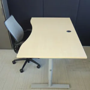 Biurko Kinnarps 160x90 brzoza wcięcie TN