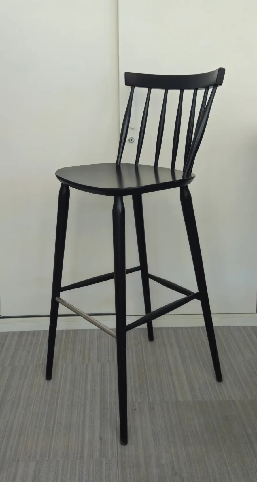 Hocker PAGED czarny drewniany