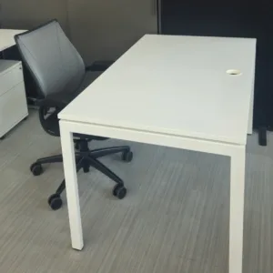 Biurko 140x80 białe noga kwadrat