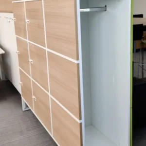 Szafa FURNIKO 3OH lockers 6 mod. + wieszak BEZ donic 160 cm korpus biały fronty dąb  zamek szyfrowy