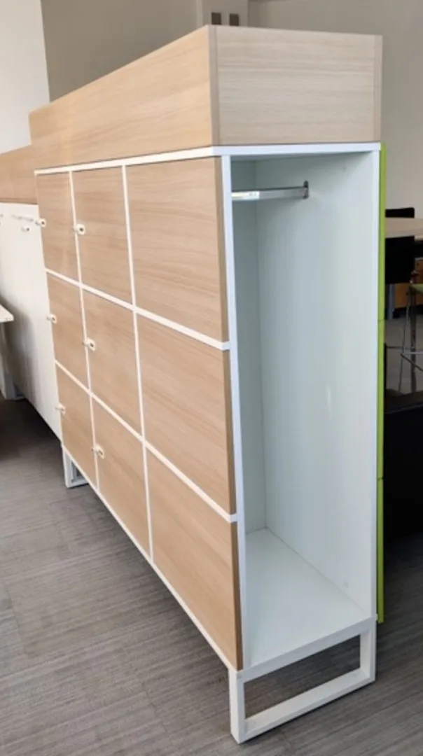 Szafa FURNIKO 3OH lockers 6 mod. + wieszak BEZ donic 160 cm korpus biały fronty dąb zamek szyfrowy