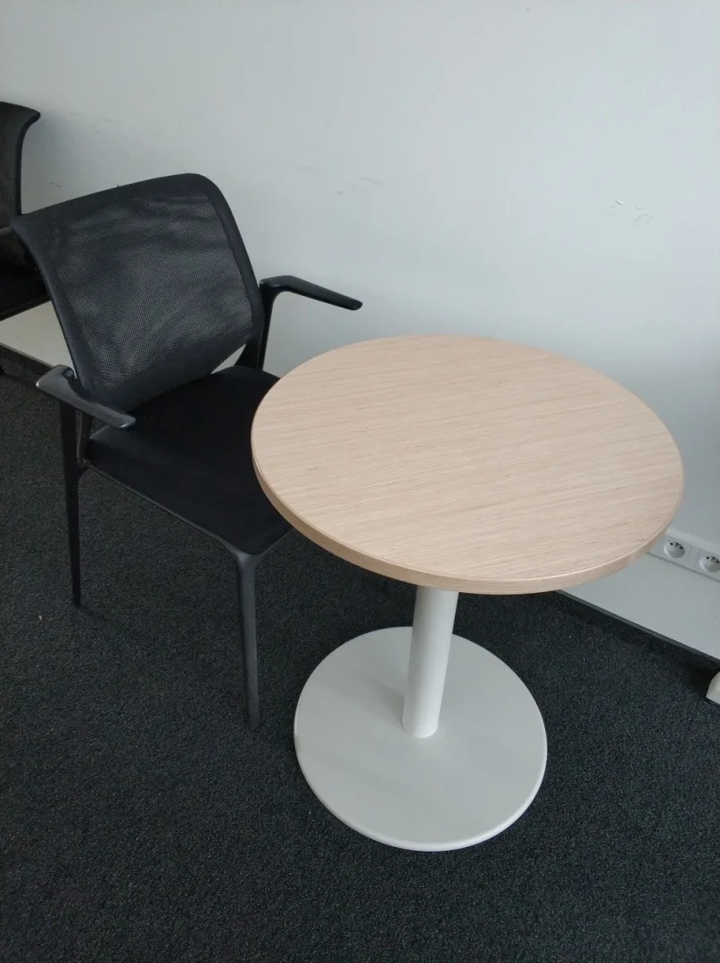 Stolik Steelcase śr. 60 dąb prążkowany