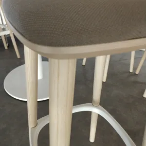 Hocker PEDRALI tapicerowany, jasne drewno