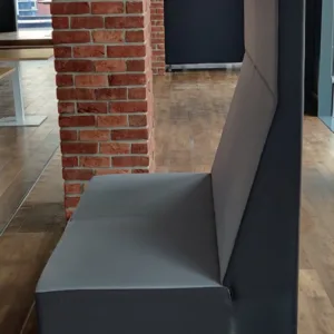 Sofa FURNIKO 2-os. wysokie oparcie szary i ciemnoszary płoza chrom szer. 135xh130x80