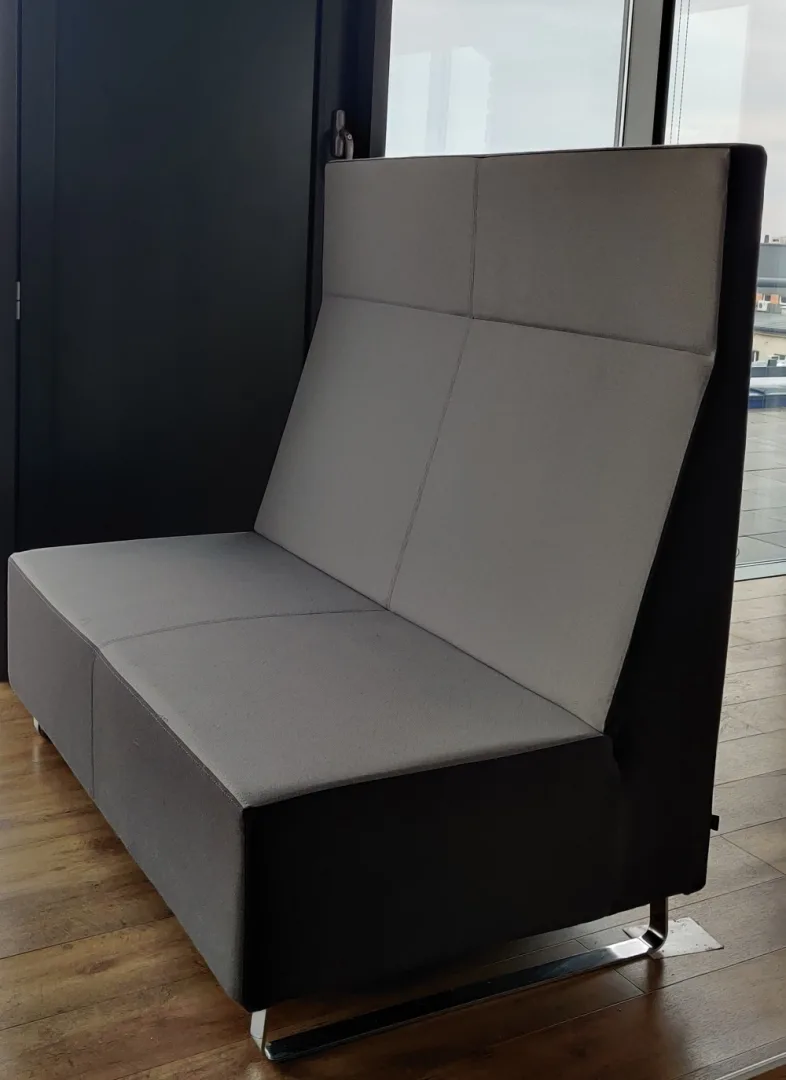 Sofa FURNIKO 2-os. wysokie oparcie szary i ciemnoszary płoza chrom szer. 135xh130x80