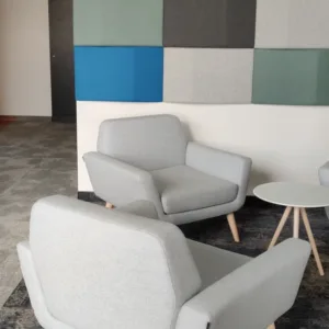 Fotel tapicerowany SoftLine Scope jasnoszary, drewniane nóżki