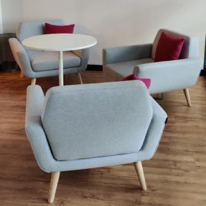 Fotel tapicerowany SoftLine Scope jasnoszary, drewniane nóżki