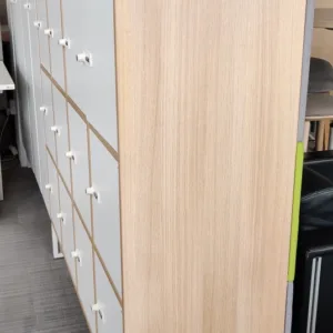 Szafa FURNIKO 3OH lockers 12 z donicą 140 cm korpus dąb fronty białe zamek szyfrowy