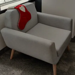 Fotel tapicerowany SoftLine Scope jasnoszary, drewniane nóżki