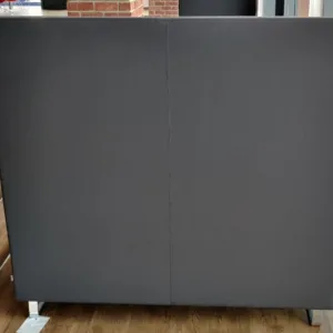 Sofa FURNIKO 2-os. wysokie oparcie szary i ciemnoszary płoza chrom szer. 135xh130x80