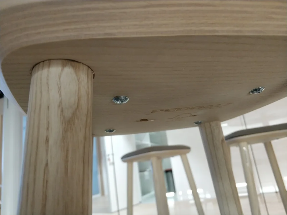 Hocker PEDRALI tapicerowany, jasne drewno