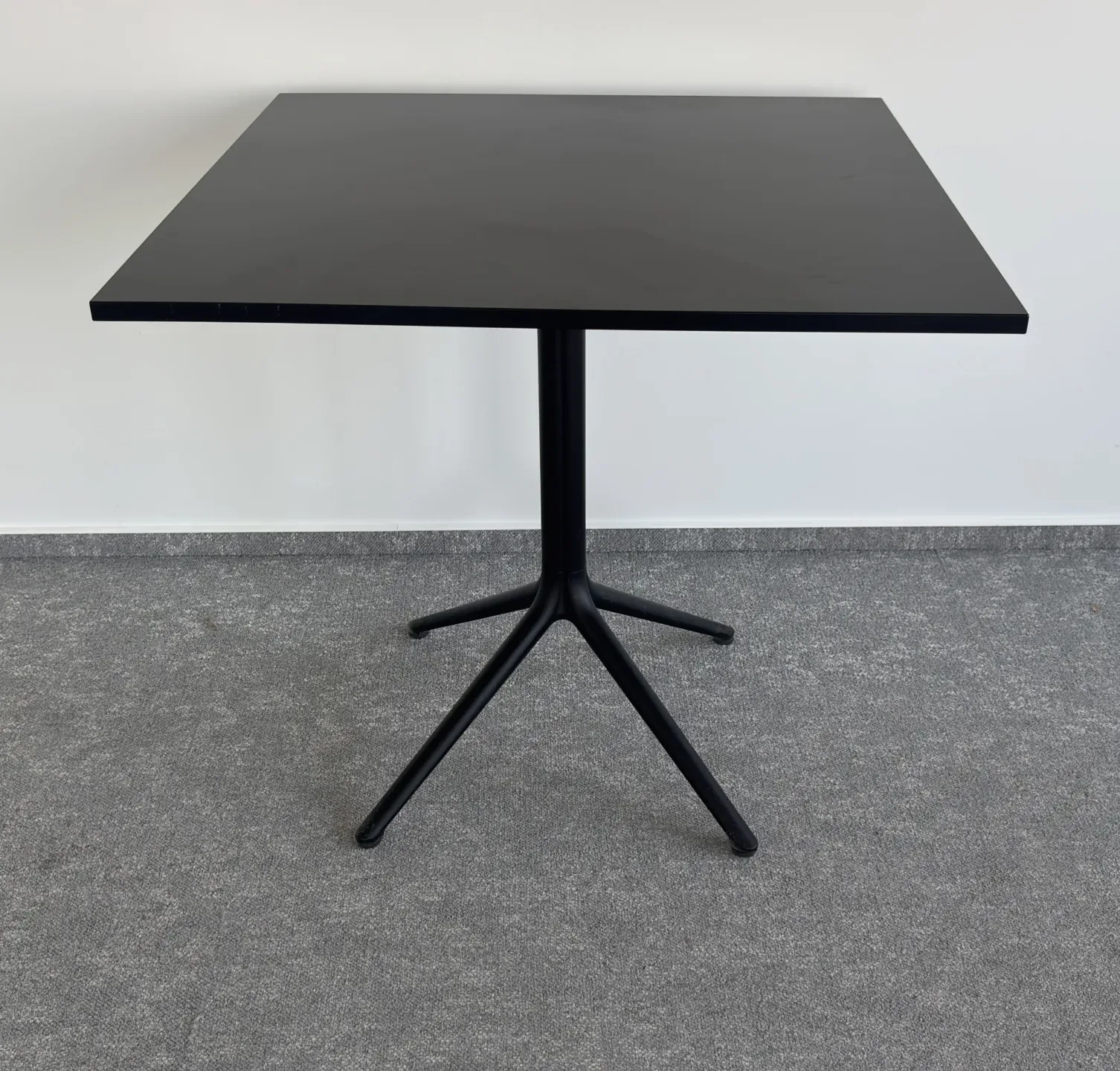 Stolik czarny 80x80 cienki blat noga na "4 palcach"