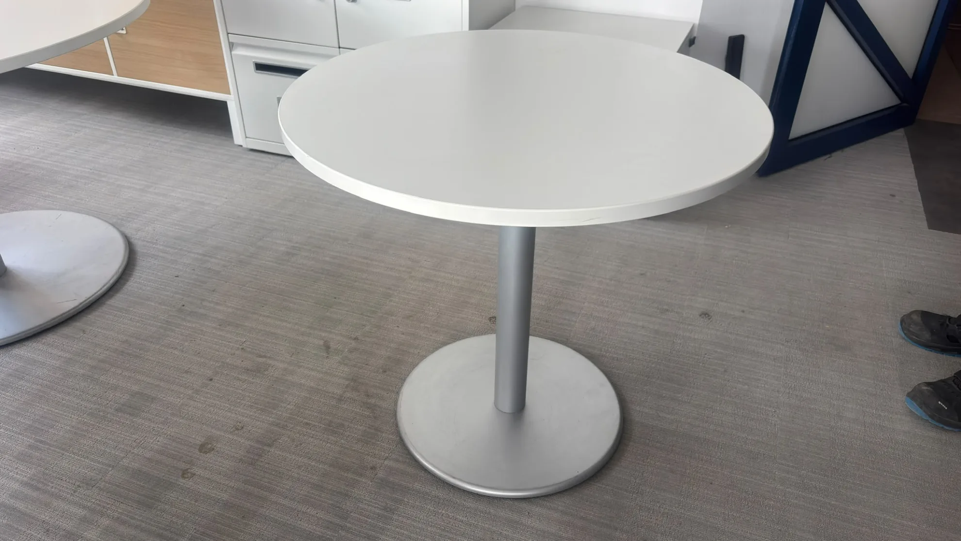 Stół okragły STEELCASE śr. 80 cm biały noga talerzowa szara