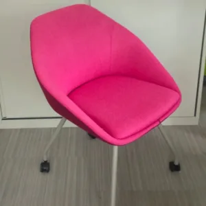 Krzesło konferencyjne ALLERMUIR różowe kubełek na kółkach