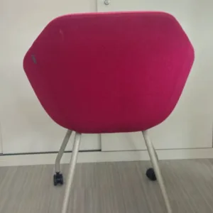 Krzesło konferencyjne ALLERMUIR różowe kubełek na kółkach