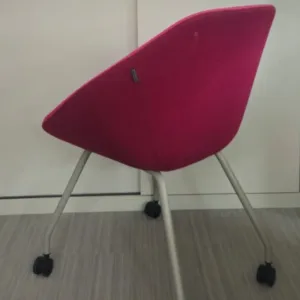 Krzesło konferencyjne ALLERMUIR różowe kubełek na kółkach