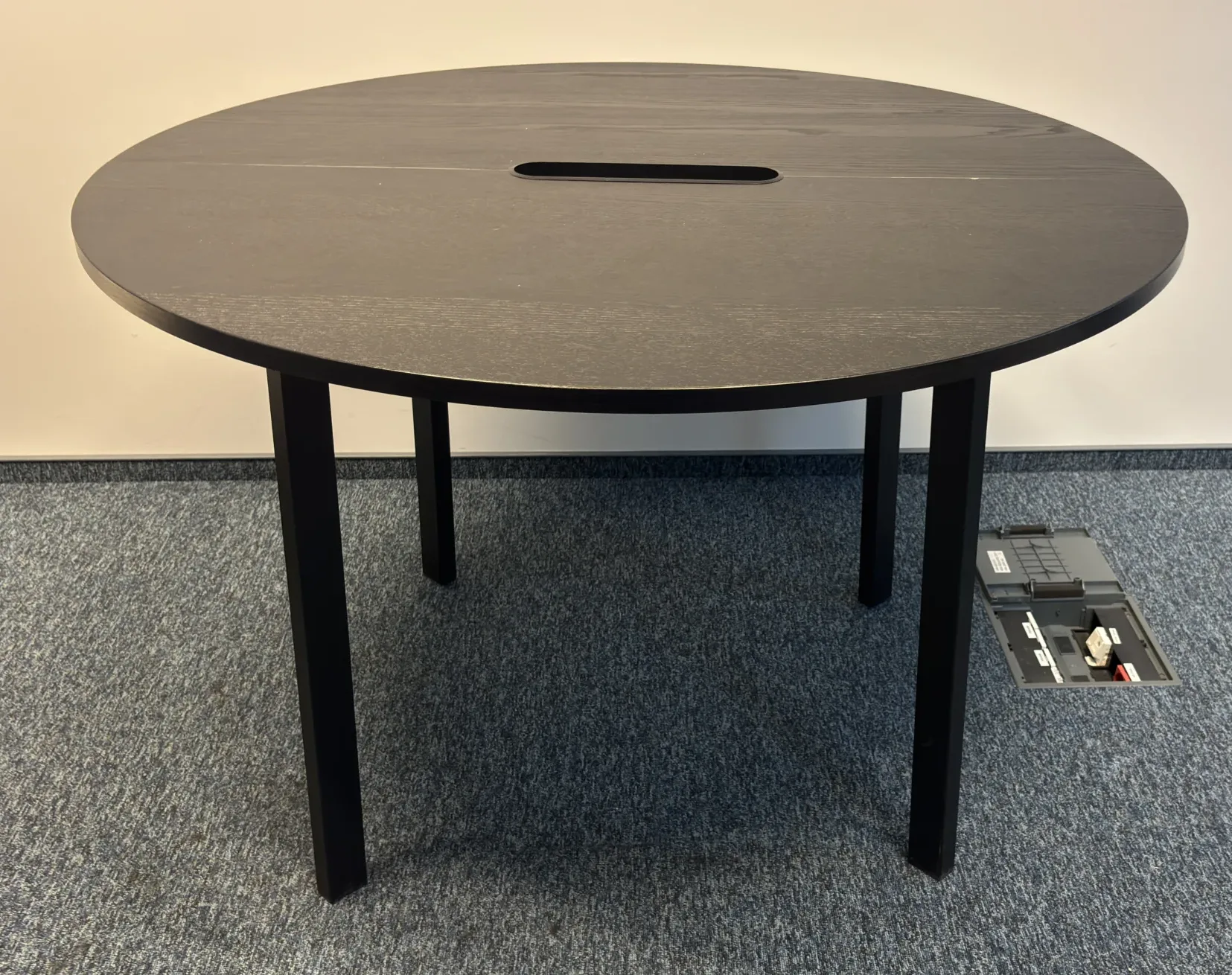 Stół okrągły Mittzon Ikea czarny z mediaboxem śr.120 cm wys. 75 cm