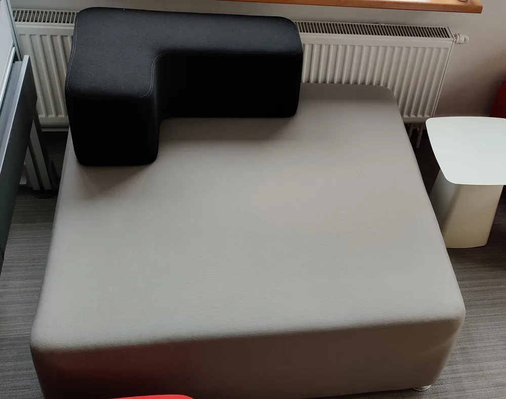 Sofa STEELCASE B-Free 120x120 kostka szary z czarnym oparciem L
