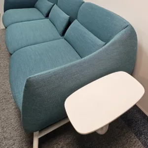 Sofa 3-os. niebieska 220x80 z białym stolikiem 24x40