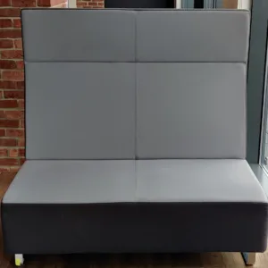 Sofa FURNIKO 2-os. wysokie oparcie szary i ciemnoszary płoza chrom szer. 135xh130x80