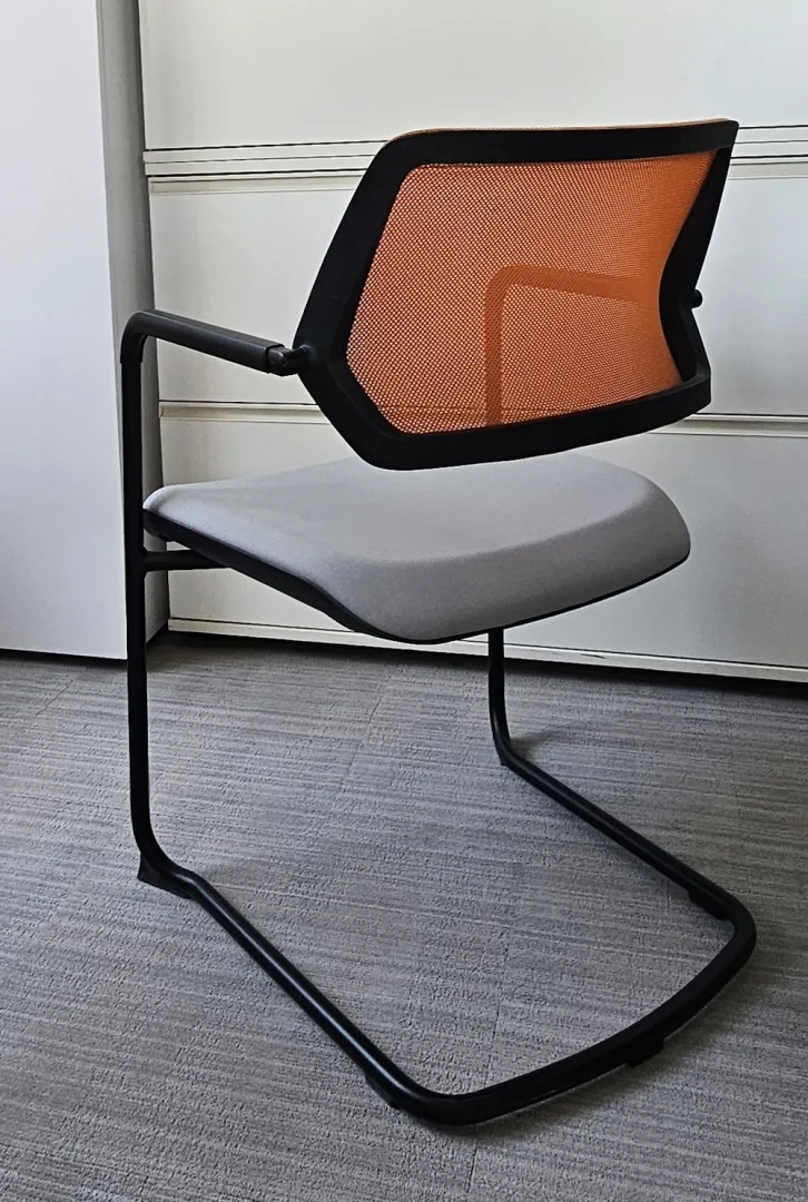 Krzesło konferencyjne STEELCASE Qivi pomarańczowe płoza