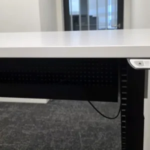 Biurko elektryczne Kinnarps 140x70 biały stelaż czarny