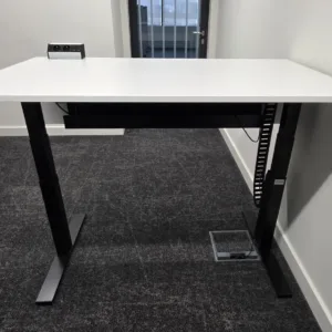 Biurko elektryczne Kinnarps 140x70 biały stelaż czarny