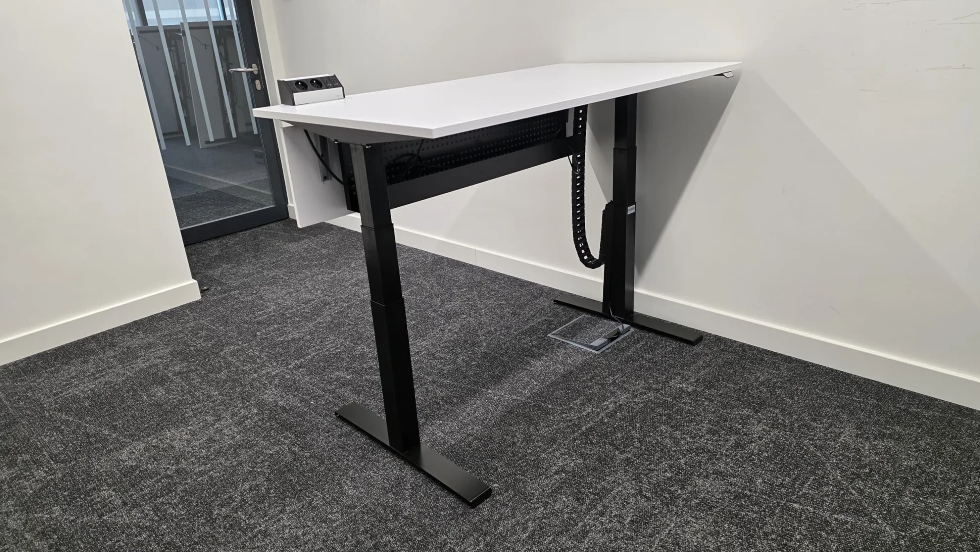Biurko elektryczne Kinnarps 140x70 biały stelaż czarny