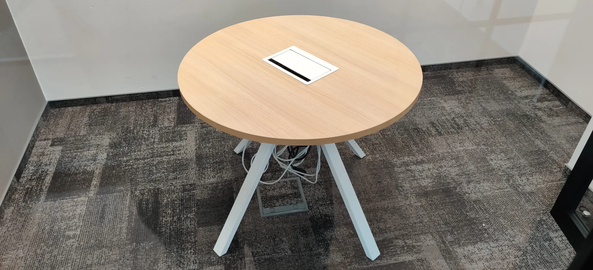Stół konferencyjny FURNIKO śr. 90 cm dąb