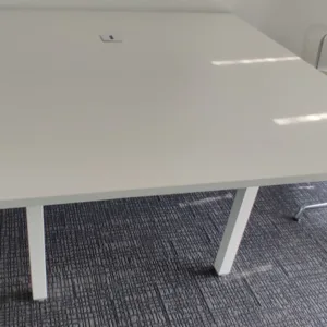 Stół konferencyjny Pedrali 150x160 biały