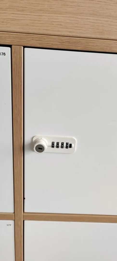 Szafa FURNIKO 3OH lockers 12 z donicą 140 cm korpus dąb fronty białe zamek szyfrowy