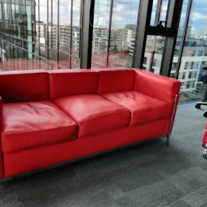 Sofa czerwona 2-os. skóra Cassina LC2 180x70, wys. 70 cm (Corbusier)
