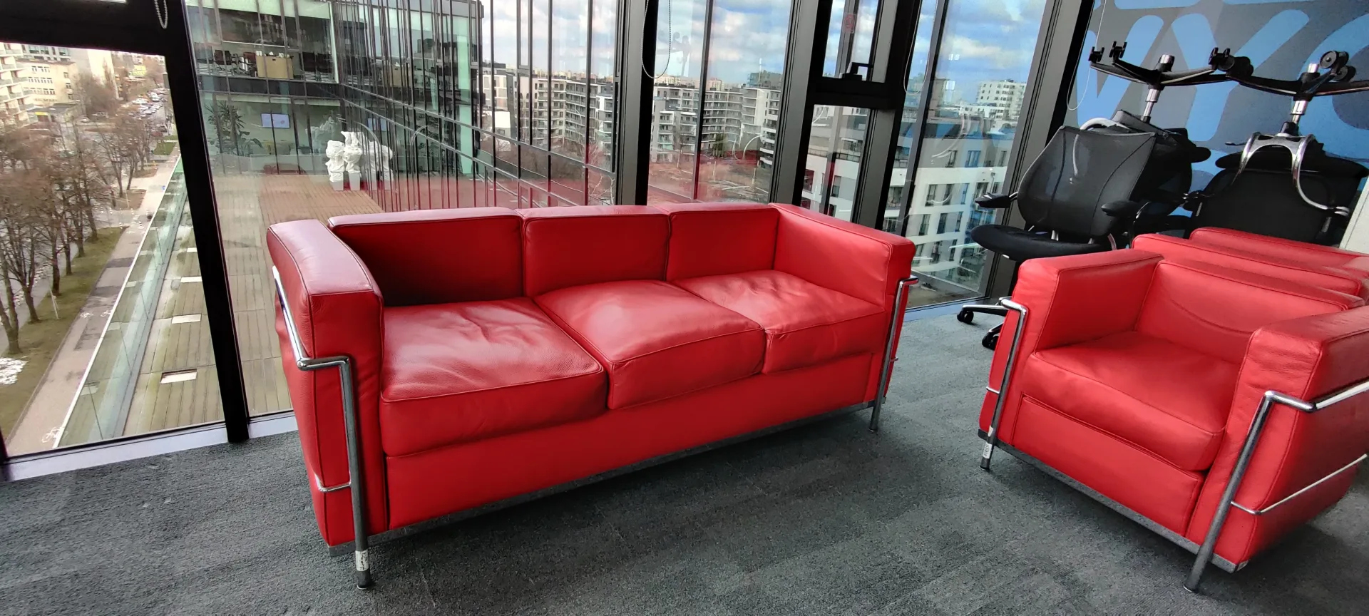 Sofa czerwona 2-os. skóra Cassina LC2 180x70, wys. 70 cm (Corbusier)
