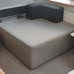 Sofa STEELCASE B-Free 120x120 kostka szary z czarnym oparciem L