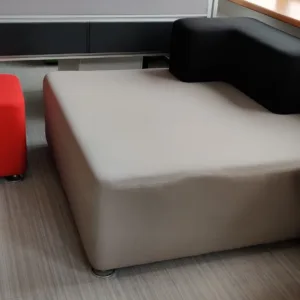 Sofa STEELCASE B-Free 120x120 kostka szary z czarnym oparciem L
