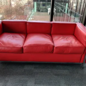 Sofa czerwona 2-os. skóra Cassina LC2 180x70, wys. 70 cm (Corbusier)