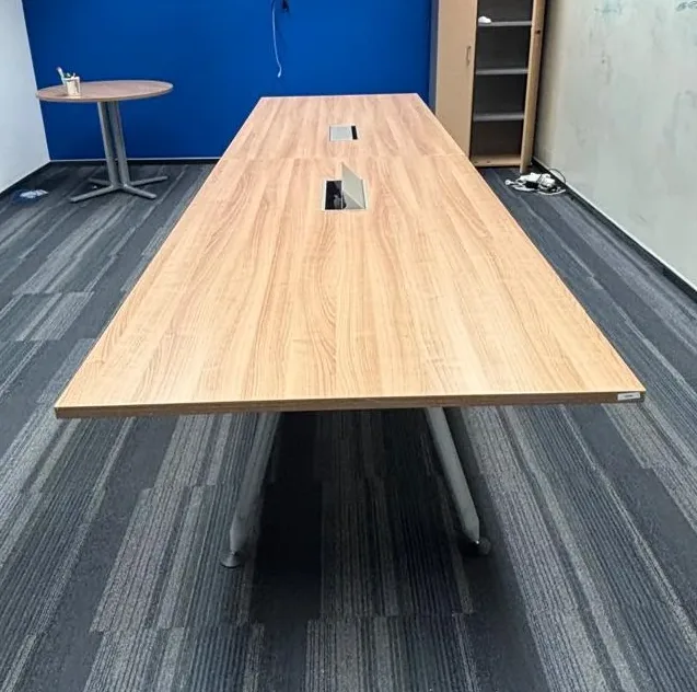 Stół konferencyjny Hermann Miller 360x100 orzech 2 moduły nogi jasne szare
