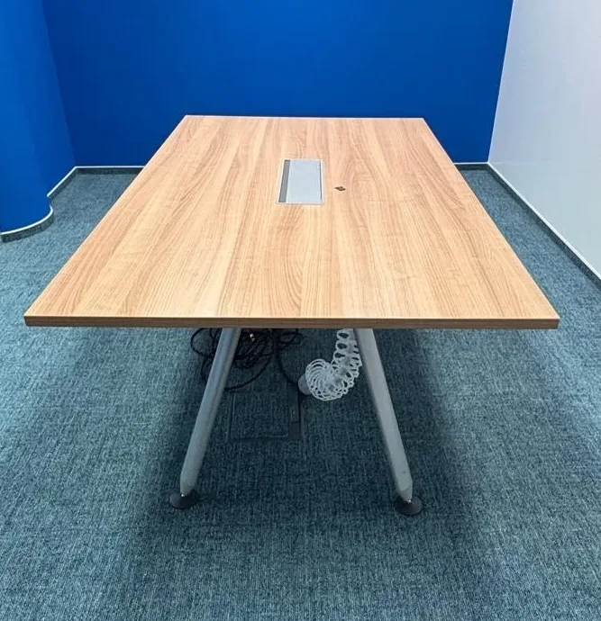 Stół konferencyjny Hermann Miller 160x100 orzech nogi jasne szare
