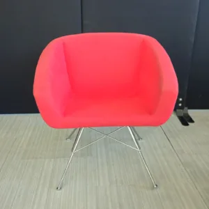 Fotel tapicerowany Softline czerwony nogi chrom mały gabarytowo