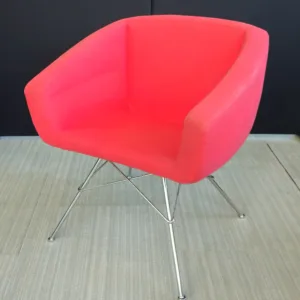 Fotel tapicerowany Softline czerwony nogi chrom mały gabarytowo