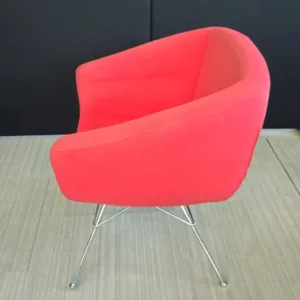 Fotel tapicerowany Softline czerwony nogi chrom mały gabarytowo
